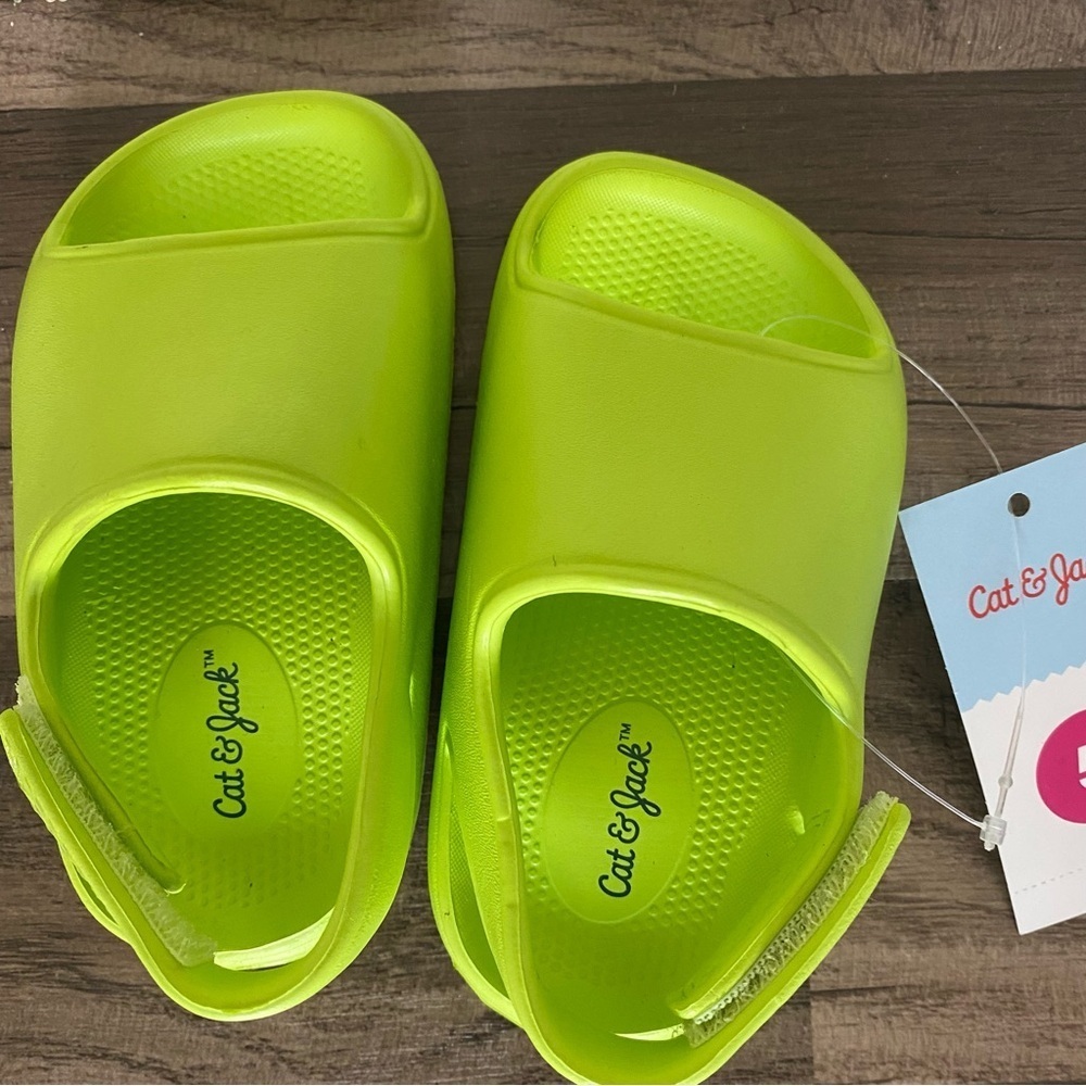 Cat&jack toddler boys  slippers size 5